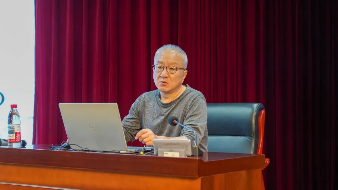 郭教授作报告.jpg